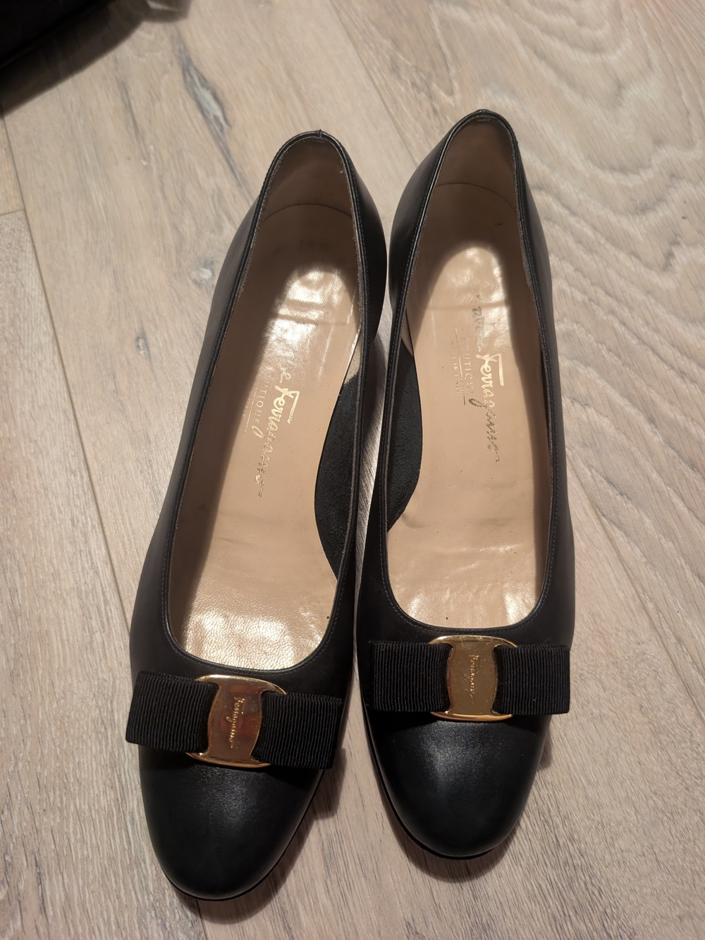Salvatore Ferragamo Navy Leather Bow Flats with Gold Hardware - Picture 4 of 11